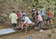 घायल व्यक्ति को खाट पर लादकर 14 किलोमीटर तक अस्पताल पहुंचाया way news